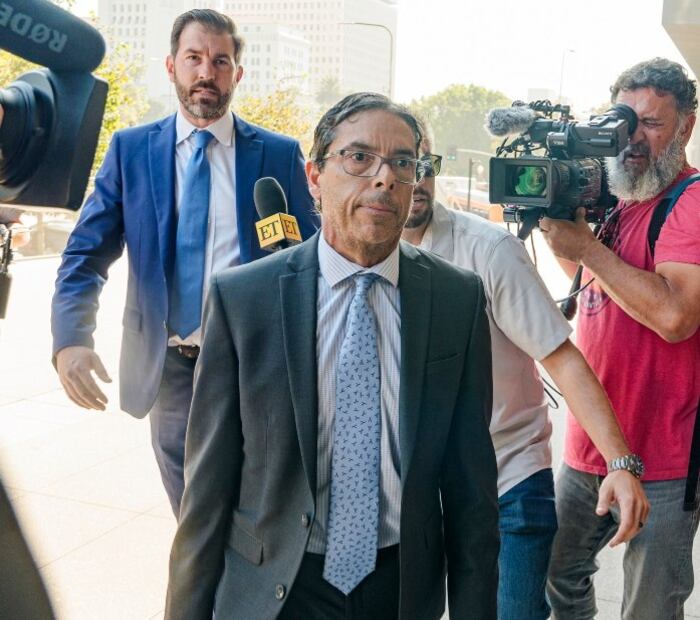 Dr. Mark Chávez llega a la audiencia en el tribunal federal en Los Ángeles / Foto: AP