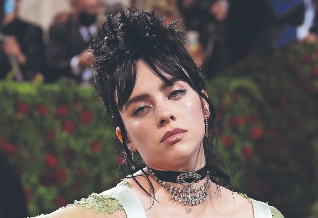 Billie Eilish, de 20 años, captada besando a un cantante de 31