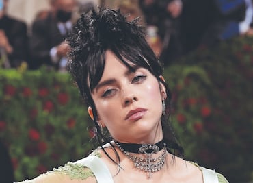 Billie Eilish, de 20 años, captada besando a un cantante de 31