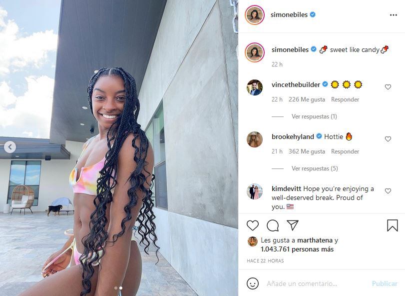 Simone Biles luce bikini tie-dye tras su participación en los Juegos Olímpicos