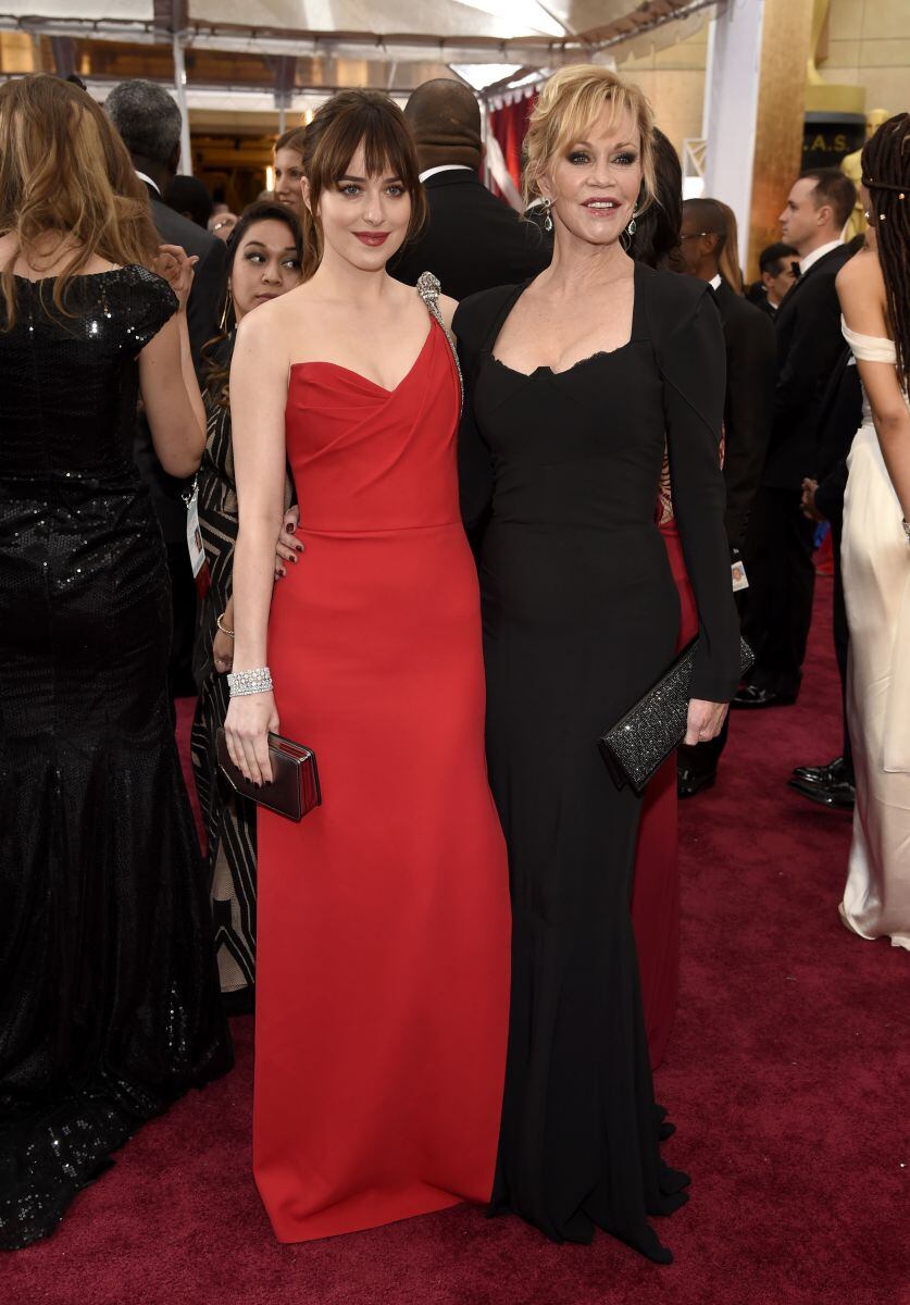 El representante de Dakota Johnson niega que espere bebé de Chris Martin 