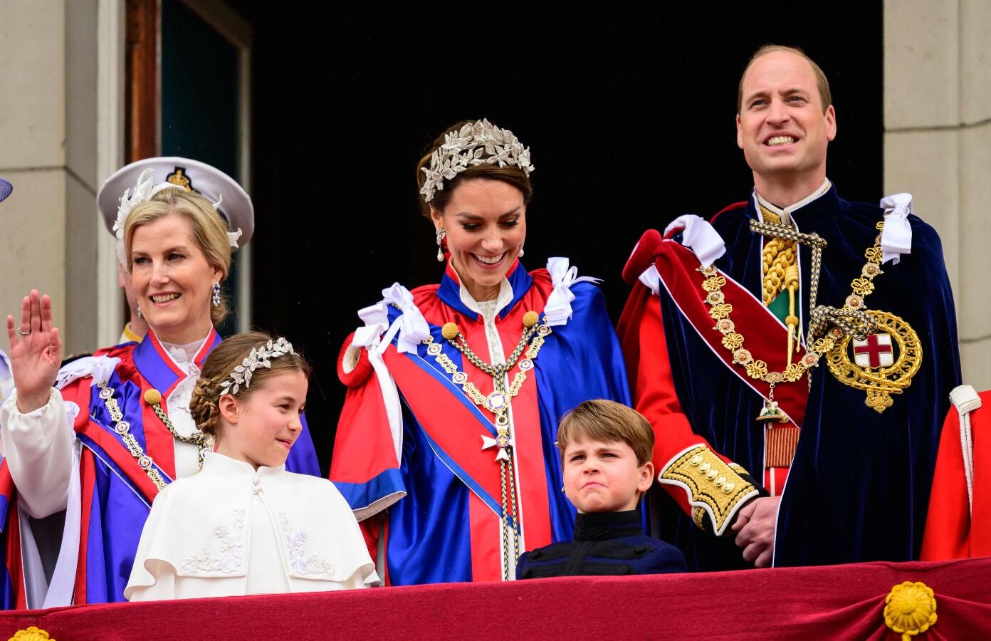 El rey Carlos III y Camila saludan desde el balcón del palacio de Buckingham junto a la familia real, sin Harry y Andrés