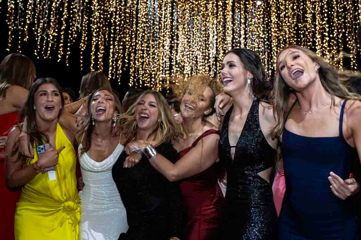 Las graduadas en plena fiesta. (Foto: Esteban Torreblanca)