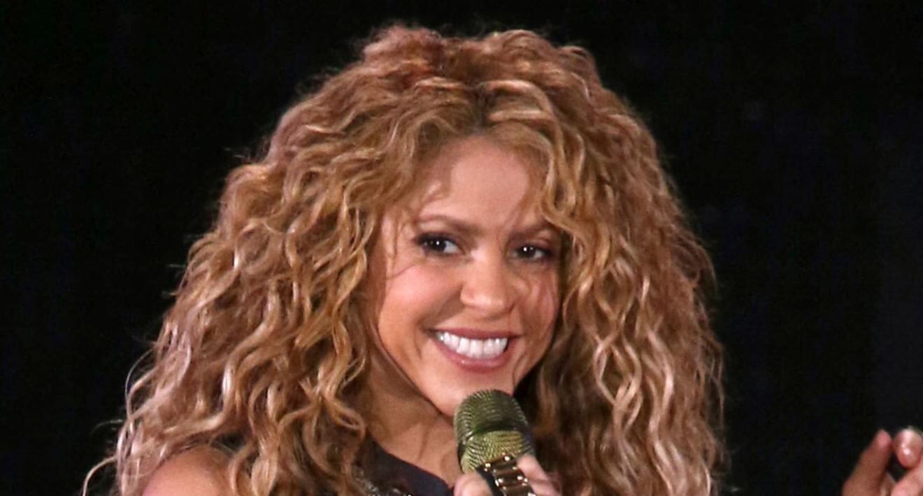 Shakira llora, en vivo, con inesperado regalo de Carlos Vives