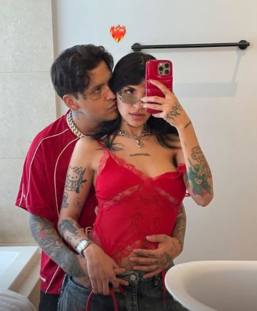 Christian Nodal posa con Cazzu, su novia / Instagram