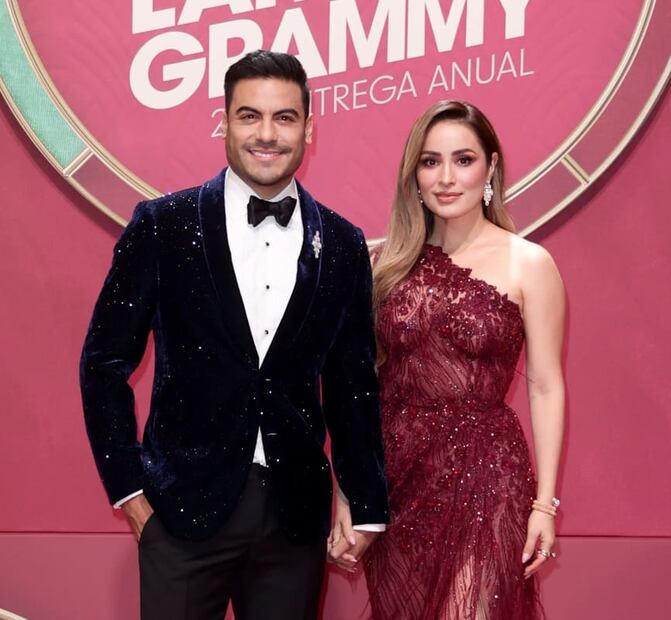 Carlos Rivera y Cynthia Rodríguez en los Latin Grammy 2024 / Foto: AFP