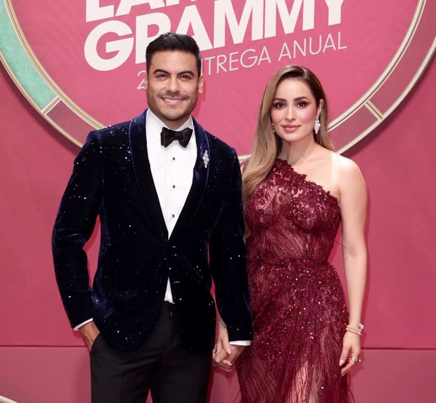 Carlos Rivera y Cynthia Rodríguez en los Latin Grammy 2024 / Foto: AFP