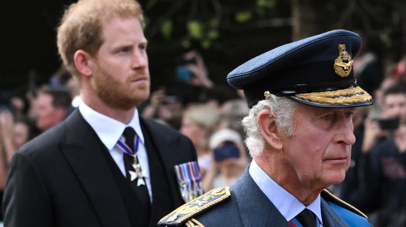 El príncipe Harry con el rey Carlos III / Foto: AFP