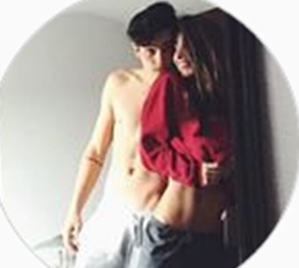 Sergio Mayer Mori posa semidesnudo con su novia Valeria Olivares