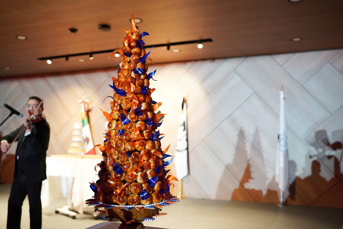 El tradicional croquembuche. (Foto: Leonardo Gómez)