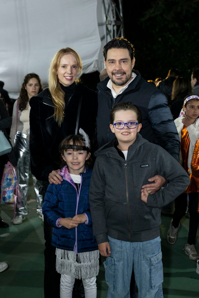 Marian Mirabet con Antonieta, José María y Pepe Gómez Huerta. (Foto: Esteban Torreblanca)