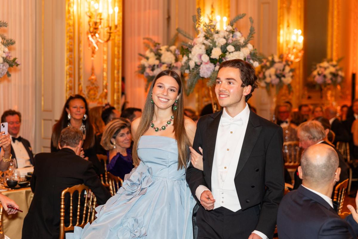Marilia Vamvakidi, vestida por Natan, y el príncipe Alexis Obolensky. (Foto: Morgan Amsellem)