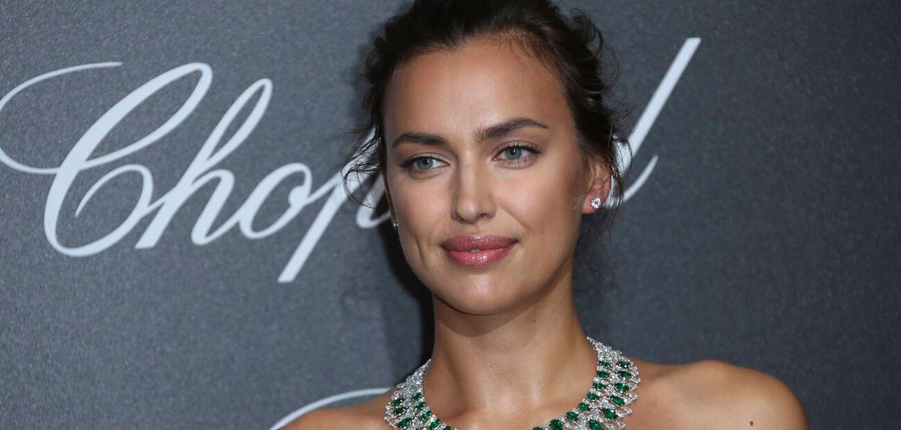 Irina Shayk muestra su piel con un traje de sensuales transparencias