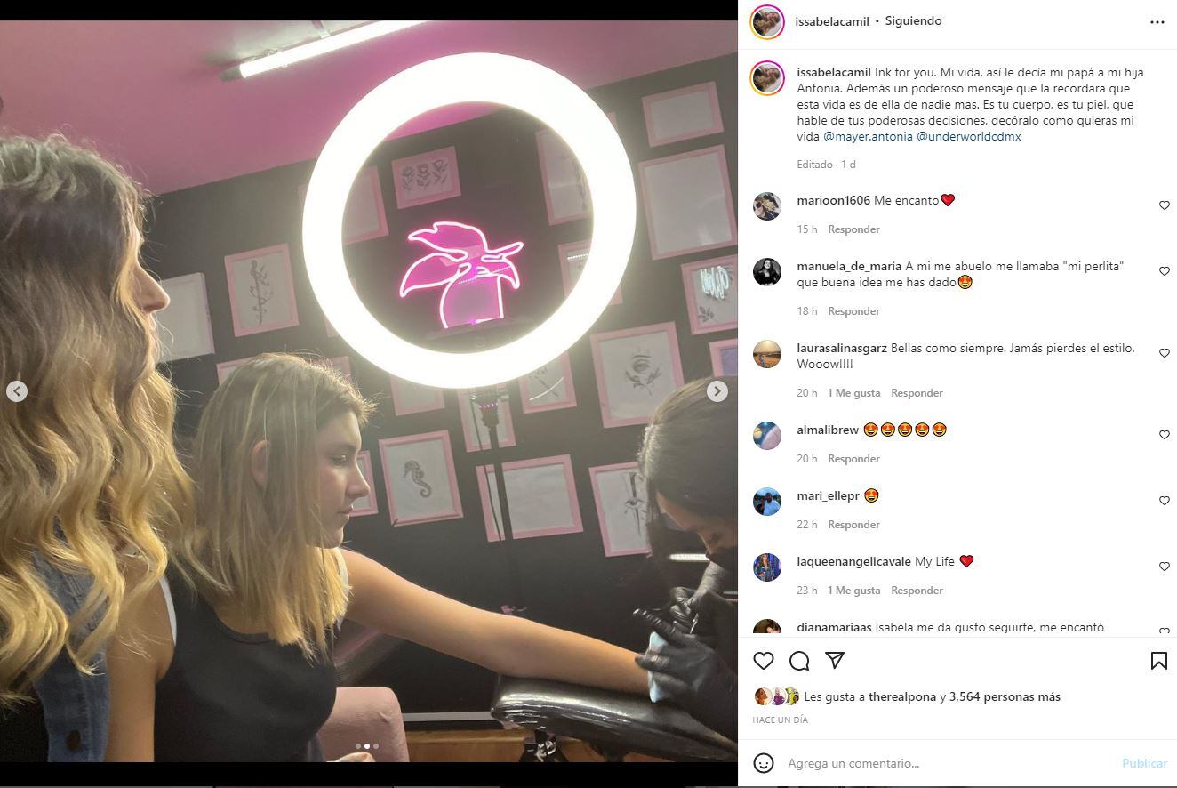 Antonia, hija de Sergio Mayer e Issabela Camil, se hace su primer tatuaje