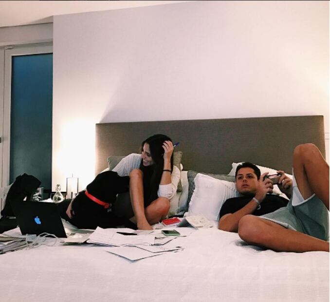 Así es la vida en pareja de Chicharito Hernández y Lucía Villalón 