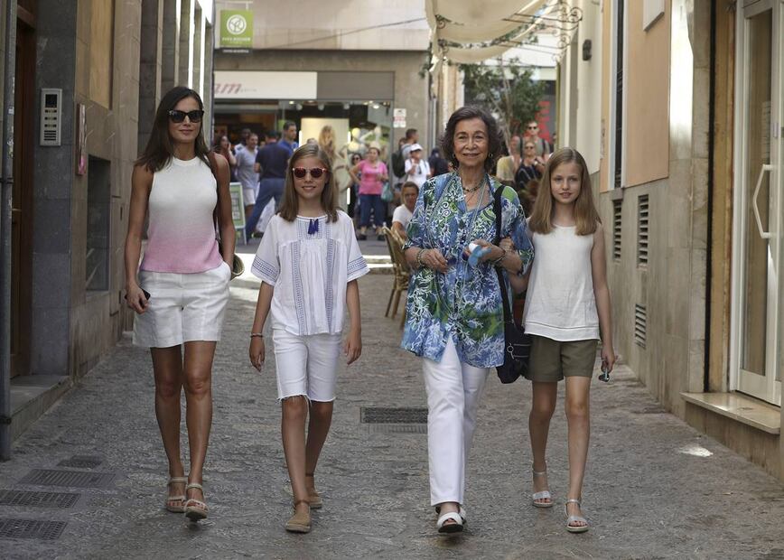 Las veces que la reina Letizia le prestó ropa a sus hijas 