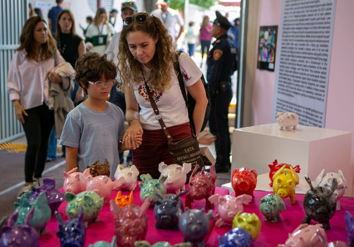 Asistentes en la 54ª Feria del Arte del Colegio Americano / Foto: Cortesía
