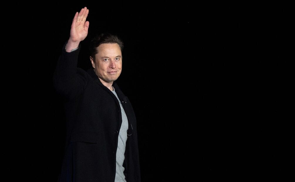 Elon Musk se burla de su foto topless y exclama "free the nip..." 