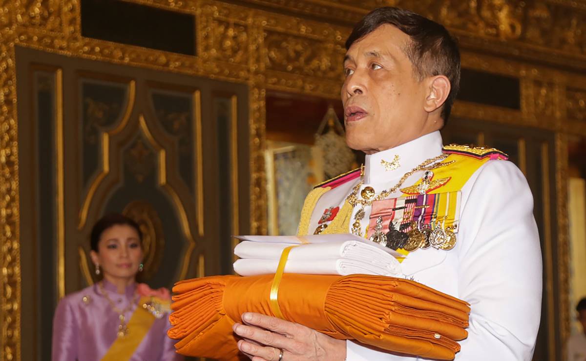 Arden protestas contra la monarquía de Tailandia