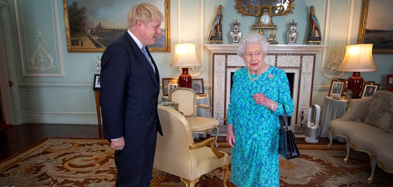 Así refrescó la reina Isabel II su palacio durante su encuentro con Boris Johnson