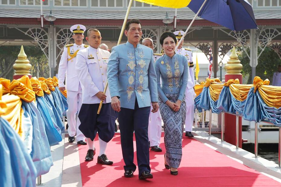 El rey de Tailandia convierte a su concubina en "reina consorte" 