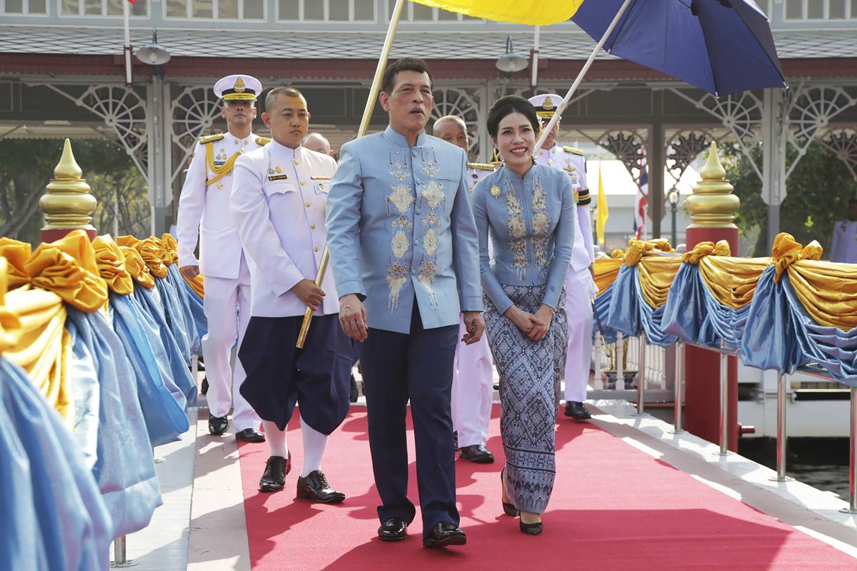 El rey de Tailandia convierte a su concubina en "reina consorte"