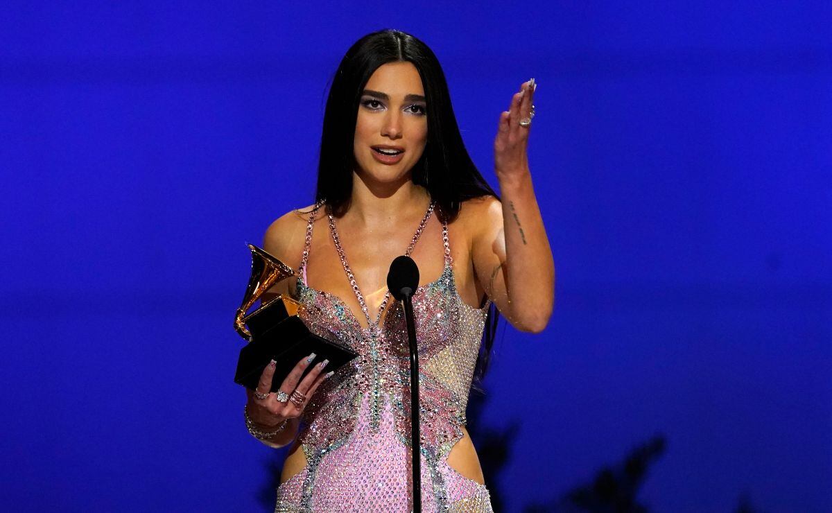 Dua Lipa está en la Ciudad de México y es aventada por una fan