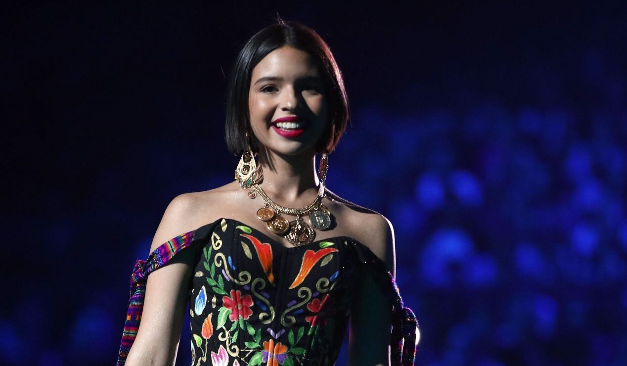 El estiloso look medieval de Ángela Aguilar
