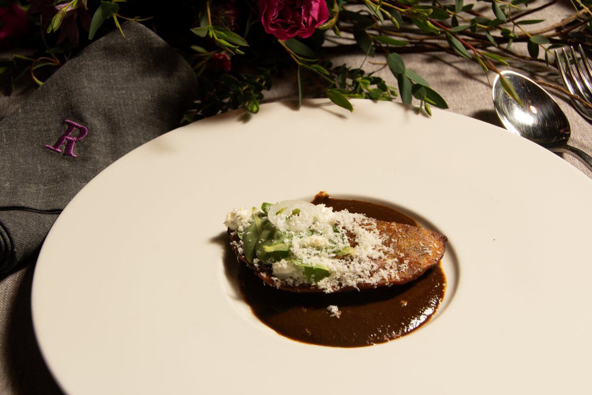 Empanada de plátano macho rellena de lechón en espejo de mole negro, de José Manuel Baños. (Foto: Especial)