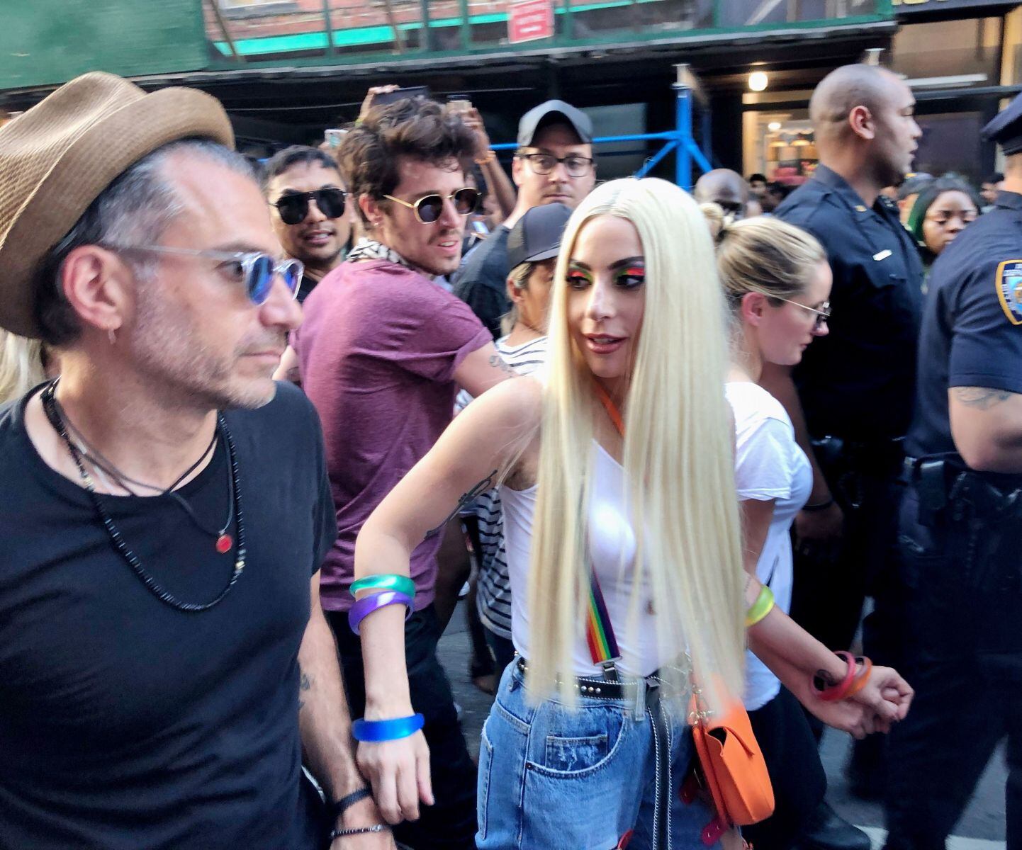 No es Bradley Cooper, Lady Gaga sale con Jeremy Renner, actor de los Avengers 