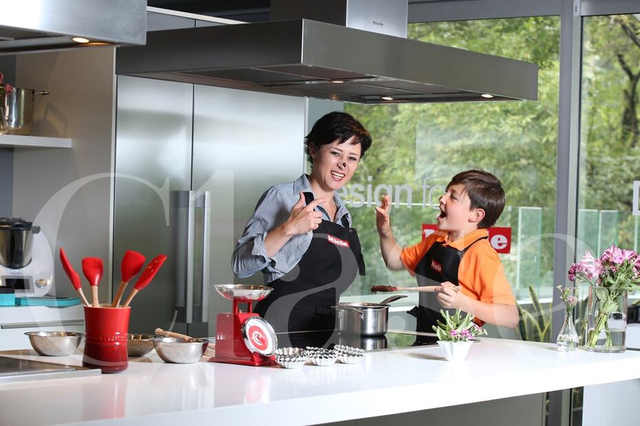 Zahie Téllez y Alexandra Rendón cocinan con sus hijos