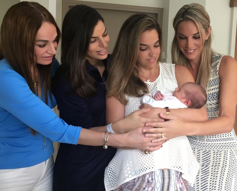 EN PORTADA: Letty y Bárbara Coppel posan con Amaïa