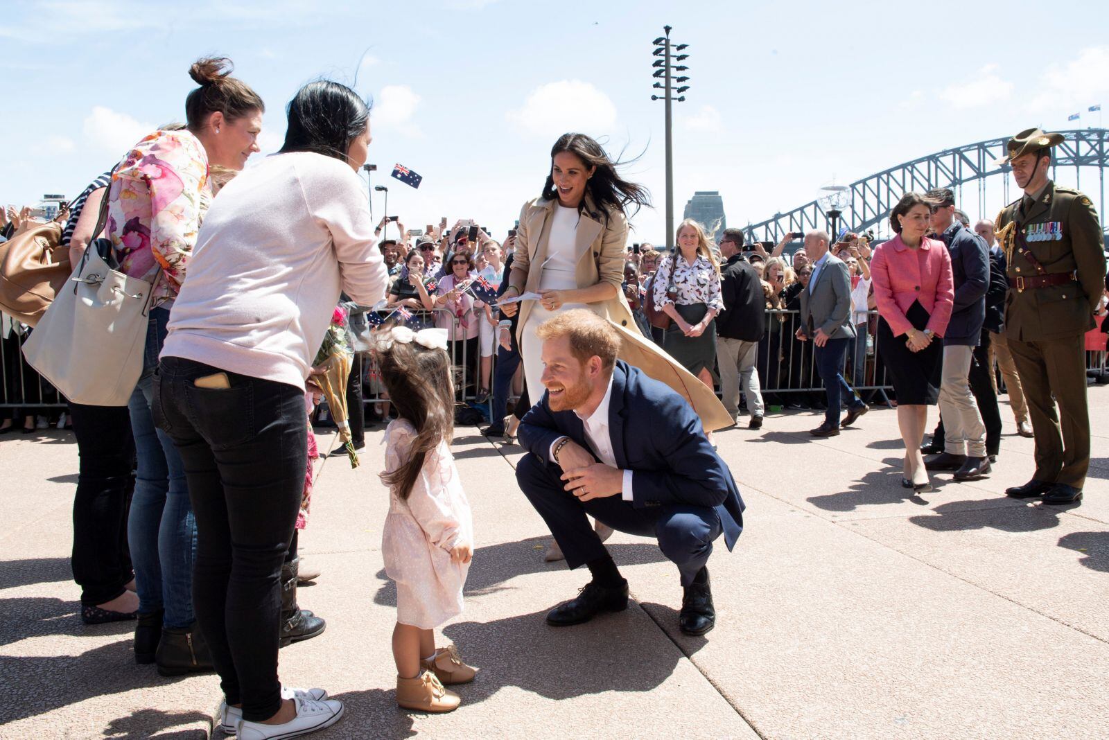 El príncipe Harry y Meghan reciben regalos para su bebé en gira por Australia
