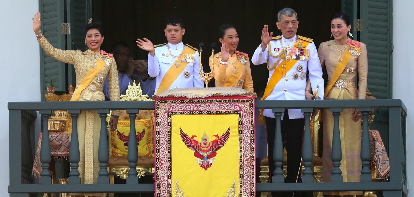 El rey de Tailandia escandaliza otra vez: su concubina podría estar embarazada