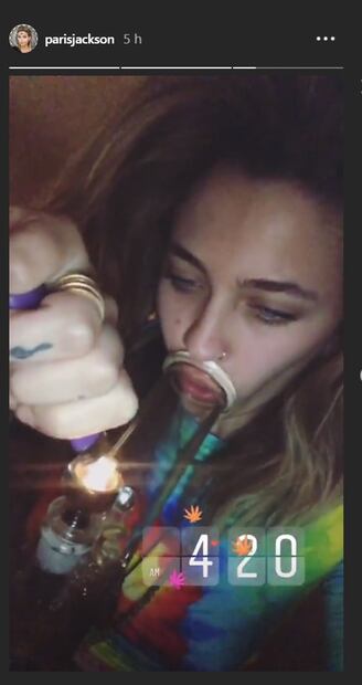 Paris Jackson genera controversia al fumar de una pipa 