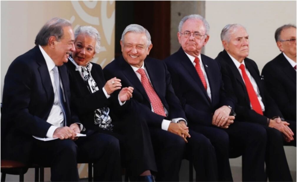 Carlos Slim recibe el Premio Nacional de Ingeniería de manos de AMLO