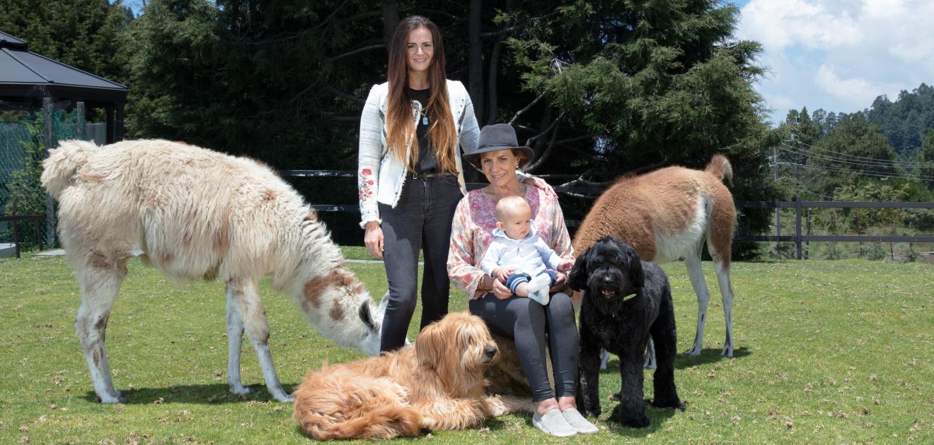 <p>Kitzia Mitre, Kitzia Jiménez-O’Farrill y el&nbsp;pequeño&nbsp;Pedro Checa, nos abrieron las puertas de &nbsp;su rancho. Abuela y nieto son cómplices en la pasión por los animales especialmente, por los caballos<strong> (Fotos: Héptor Arjona e Hildeliza Lozano)</strong></p>
