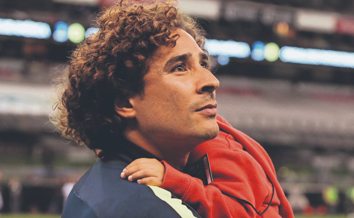 Guillermo Ochoa llora ante medalla del TRI: "¿Otra vez, papá?"