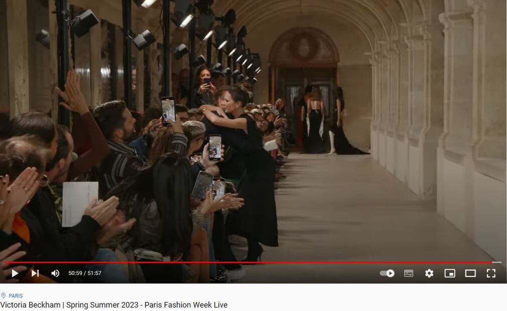 Victoria Beckham rompe en llanto cuando ve a Brooklyn Beckham y Nicola Peltz en su desfile de moda en París