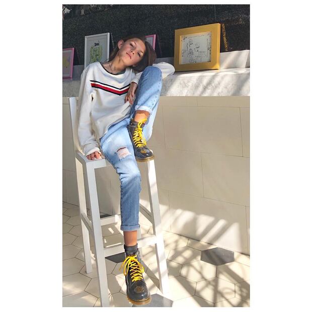 Antonia, hija de Issabela Camil, posa como su mamá
