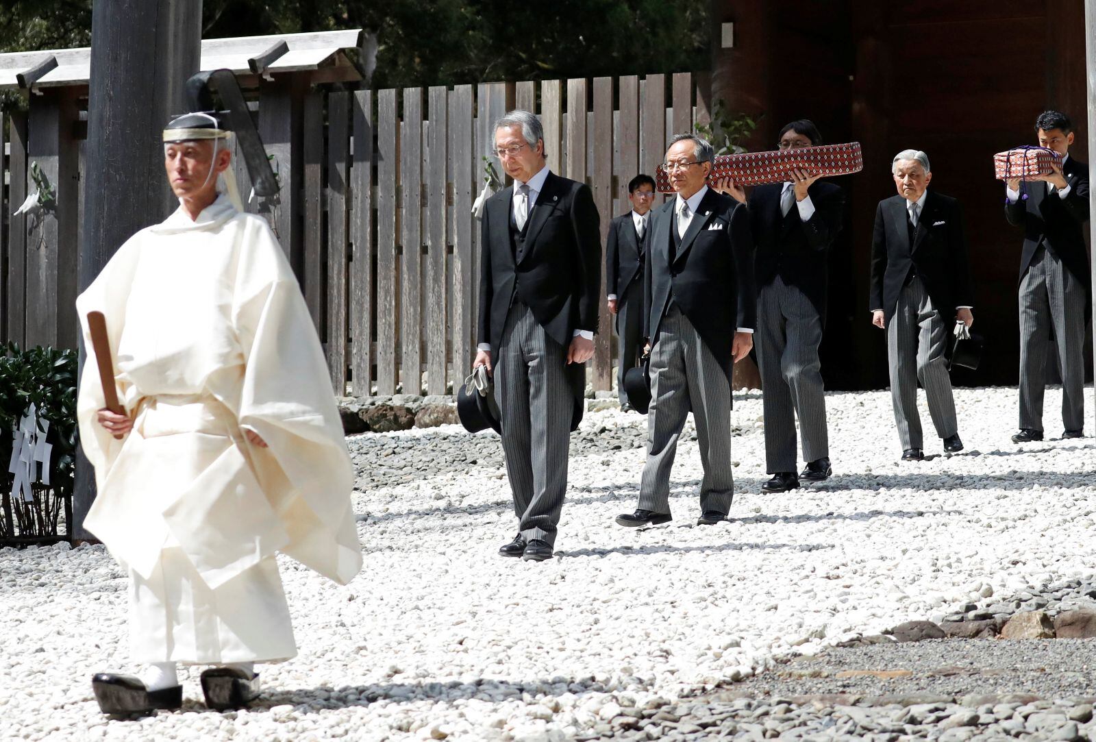 A 12 días de dejar el trono, el emperador Akihito asiste a su último ritual sagrado