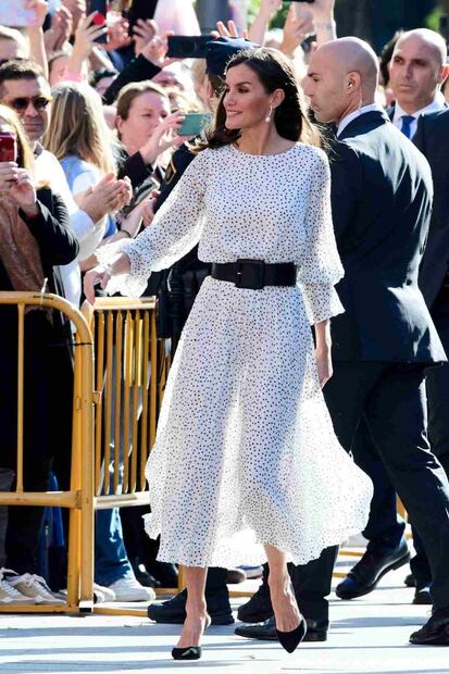Letizia de España ahora sorprende con un Armani blanco que se volvió transparente