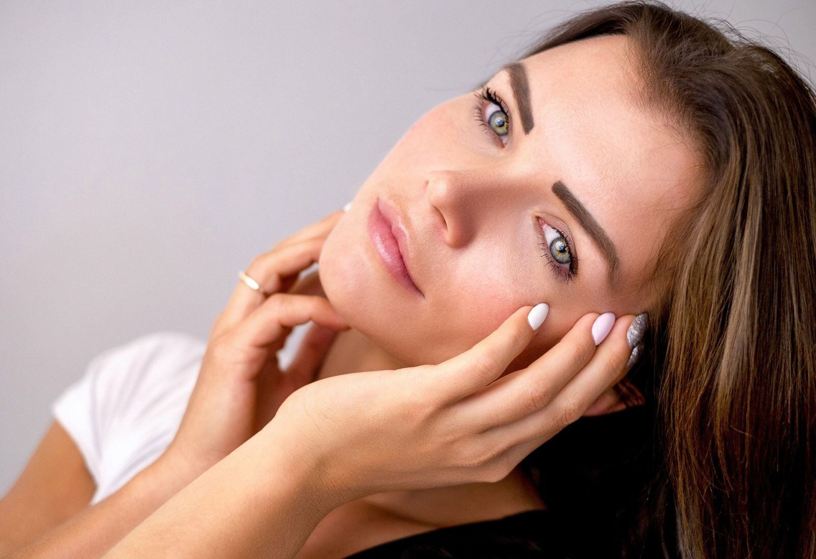 ¿Puedo contagiarme de Covid-19 con la crema y el maquillaje?