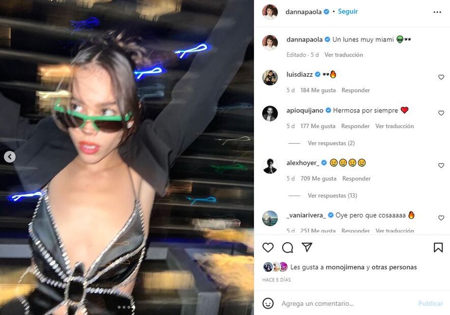 Danna Paola luce espectaculares sandalias de Versace