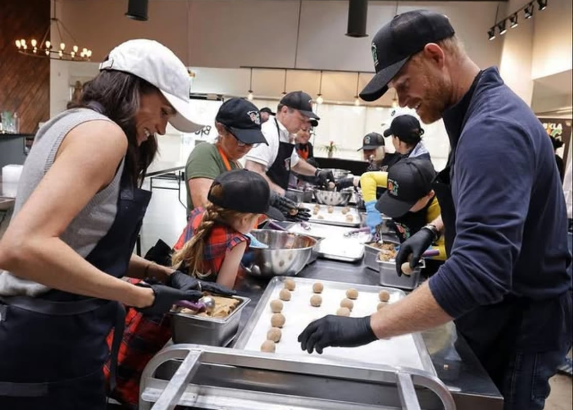 Meghan, príncipe Harry y sus dos hijos en voluntariado en Día de Acción de Gracias / Foto: Instagram