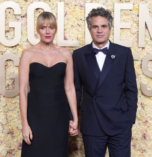 Mark Ruffalo y su esposa Sunrise Coigney en los Golden Globres 2024 / AP