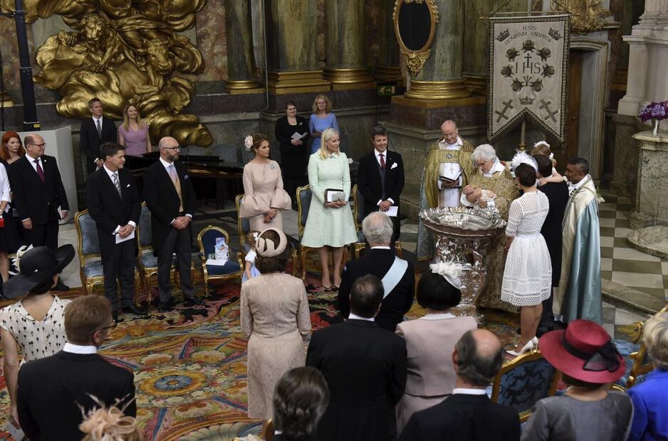 Bautizan al príncipe Oscar de Suecia