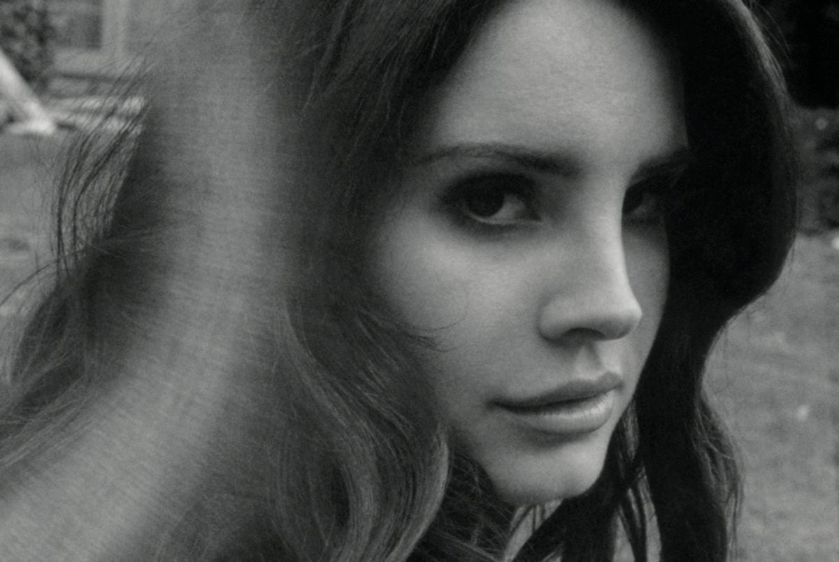 Lana del Rey, alucinante con un Valentino blanco a la orilla del mar