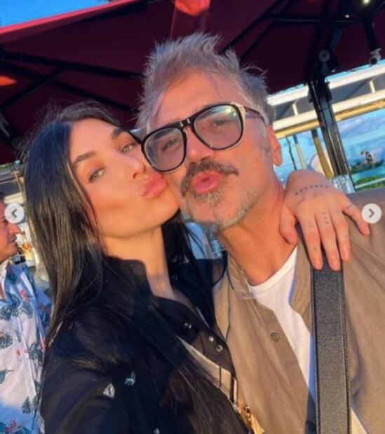 Alejandro Fernández y su novia Karla Laveaga / Instagram: @alexoficial / @karlalaveaga