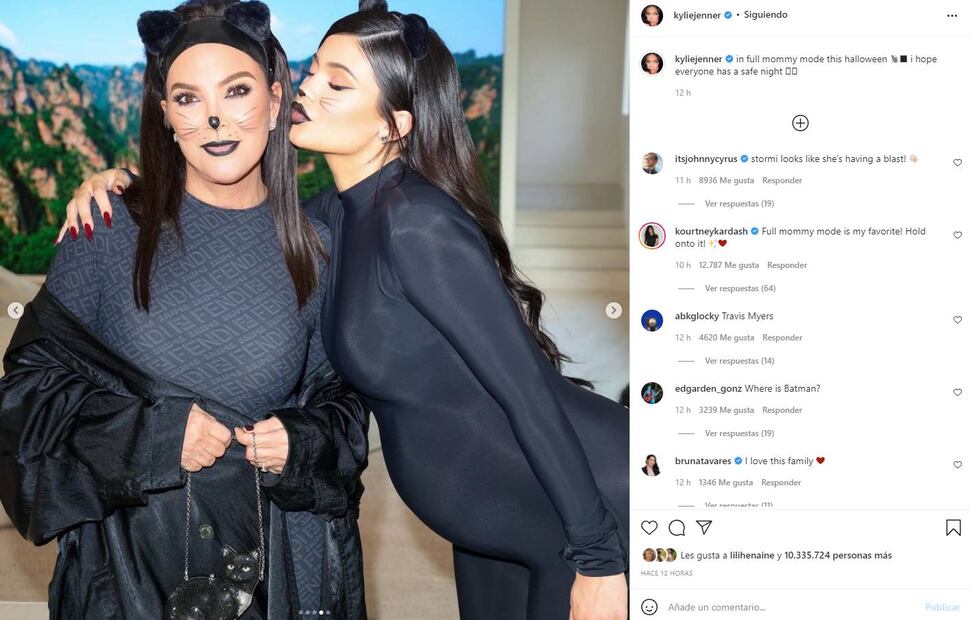Kylie Jenner luce su avanzado embarazo disfrazada de gatita para Halloween